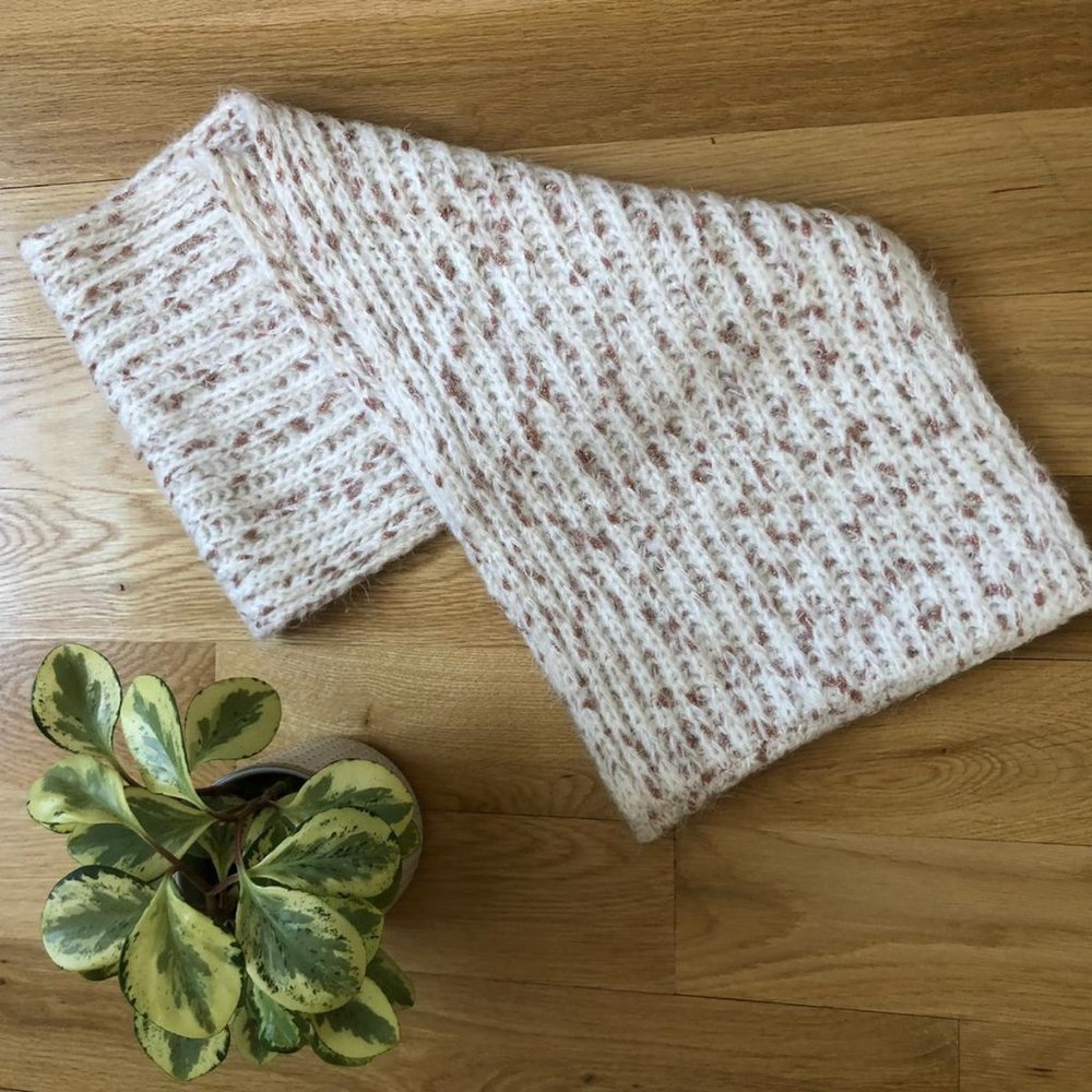 Brand new white & gold knit scarf
